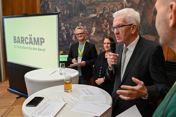 Schule BARCÄMP „Ein Schulfach für den Beruf“ Ministerpräsident Winfried Kretschmann bei seiner Ansprache, neben ihm steht Kultusministerin Thersa Schopper.