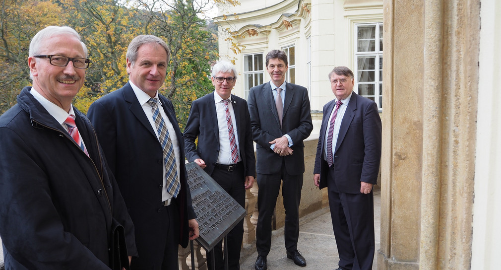 Auf dem Gartenbalkon der Deutschen Botschaft „Palais Lobko-witz“. Ministerialdirigent Herbert Hellstern, Innenminister Reinhold Gall, Klaus Hoffmann, Landesobmann der Sudetendeutschen Landsmannschaft in Baden-Württemberg, Botschafter Dr. Arndt Freiherr Freytag von Loringhoven und Bruno Klemsche, stellvertretender Landesobmann der Sudetendeutschen Landsmannschaft in Baden-Württemberg (von links nach rechts). Quelle: Sudetendeutsche Landsmannschaft