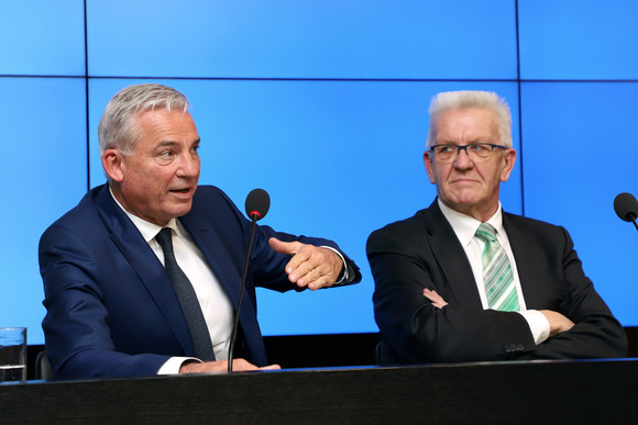 Gesellschaft Impulsprogramm für gesellschaftlichen Zusammenhalt Ministerpräsident Winfried Kretschmann (r.) und Innenminister Thomas Strobl (l.) (Bild: Staatsministerium Baden-Württemberg)