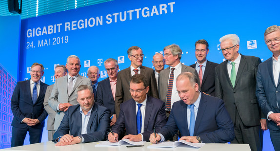 Digitalisierungsminister Thomas Strobl bei der Unterzeichnung des Kooperationsvertrags zum Breitbandausbau.