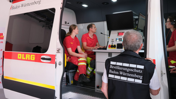 Bevölkerungsschutz Übergabe des neuen Einsatzleitwagens für die DLRG Übergabe des neuen Einsatzleitwagens für die DLRG