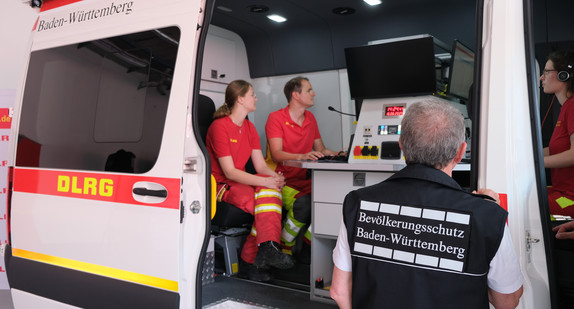 Übergabe des neuen Einsatzleitwagens für die DLRG