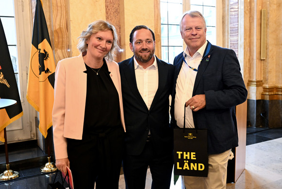 UEFA EURO 2024 Schweiz-Abend anlässlich des Spiels Deutschland gegen die Schweiz von links nach rechts: Moderatorin Katja Reinhardt, Staatssekretär Florian Hassler und Urs Robert Schnider, Generalkonsul der Schweiz