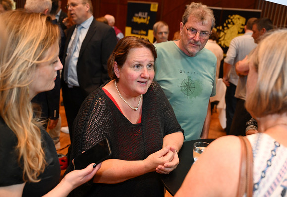Kabinett Bürgerempfang der Landesregierung in Friedrichshafen Theresa Schopper (Mitte), Ministerin für Kultus, Jugend und Sport, im Gespräch