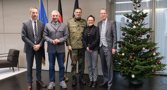 Professor Dr. Udo X. Kaisers, Minister Thomas Strobl, Generalarzt Dr. Johannes Backus, Ministerialdirigentin Karin Scheiffele, Ministerialdirektor Reiner Moser (von links nach rechts)