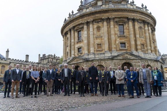 Auslandsreise Delegationsreise nach Schottland und England Gruppenbild mit Ministerpräsident Winfried Kretschmann vor der University of Oxford