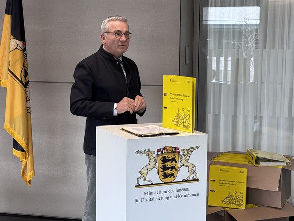 Übergabe Krisenmanagement-Handbuch