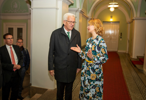 Auslandsbeziehungen Delegationsreise nach Finnland und Schweden Ministerpräsident Winfried Kretschmann (M.) und die finnische Europaministerin Tytti Tuppurainen (r.) in Helsinki (Finnland) (Bild: Staatsministerium Baden-Württemberg)