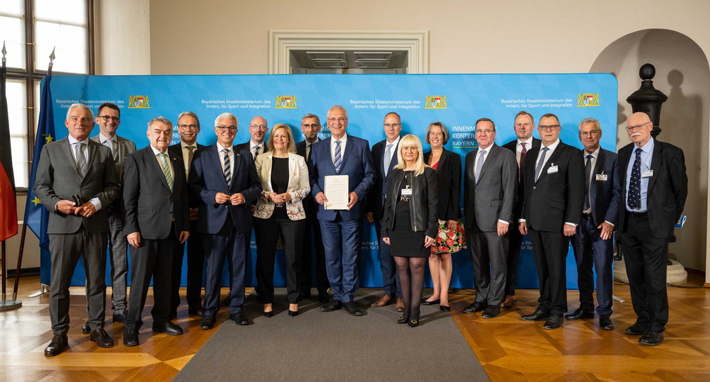 Gruppenfoto der Teilnehmerinnen und Teilnehmer der Innenministerkonferenz 2022 in Würzburg
