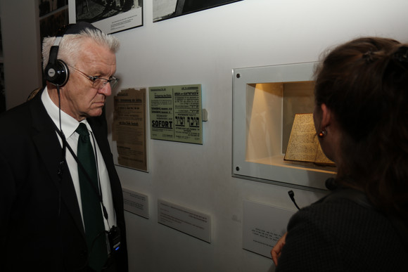 DELEGATIONSREISE Reise nach Israel und in die Palästinensischen Gebiete Ministerpräsident Winfried Kretschmann (l.) in der Gedenkstätte Yad Vashem