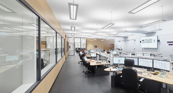 Blick in das Führungs- und Lagezentrum des Polizeipräsidiums Stuttgart. Bild: Simon Sommer