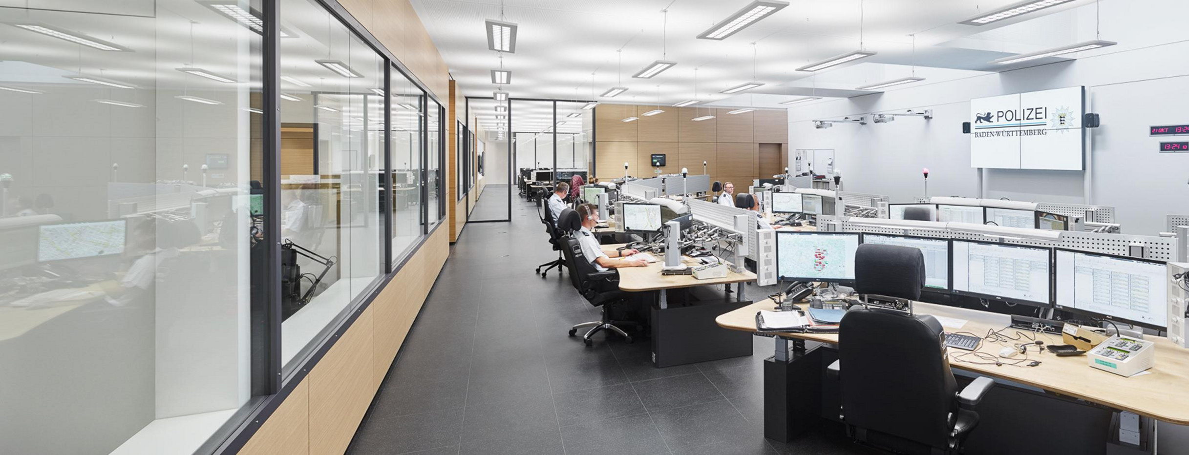 Blick in das Führungs- und Lagezentrum des Polizeipräsidiums Stuttgart. Bild: Simon Sommer