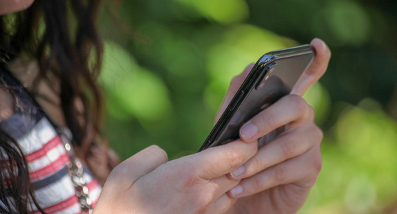 Frau nutzt Smartphone.