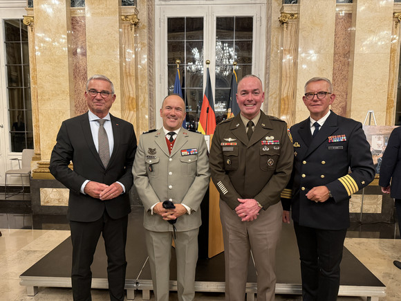 Bundeswehr Streitkräfteempfang 2025 in Stuttgart Minister Strobl empfängt die Streitkräfte im Neuen Schloss