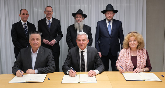 Gruppenbild zur Fortsetzung der Kooperation mit Polizeirabbinern
