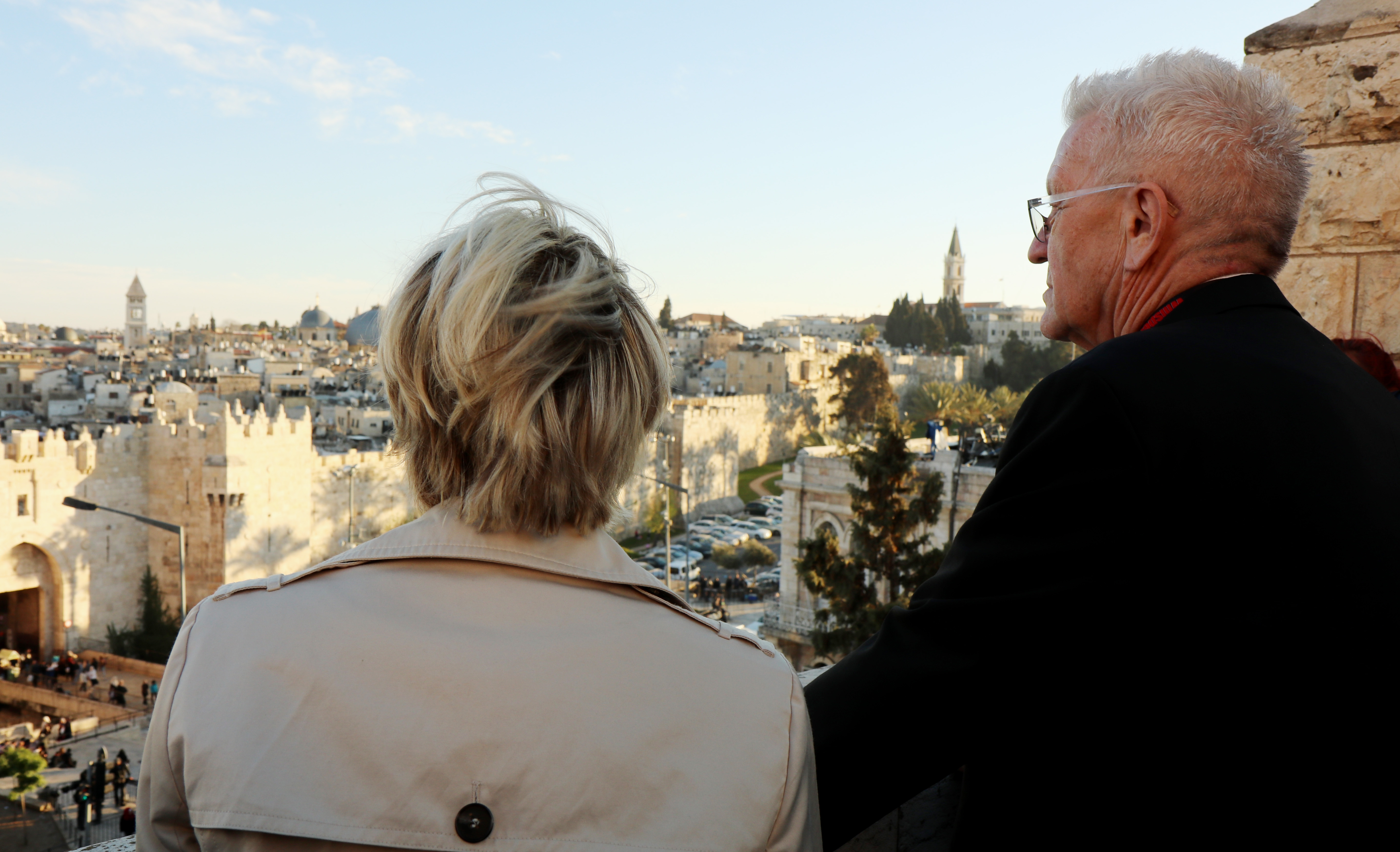 DELEGATIONSREISE Reise nach Israel und in die Palästinensischen Gebiete Ministerpräsident Winfried Kretschmann (r.) und Wirtschaftsministerin Nicole Hoffmeister-Kraut (l.) blicken auf Jerusalem