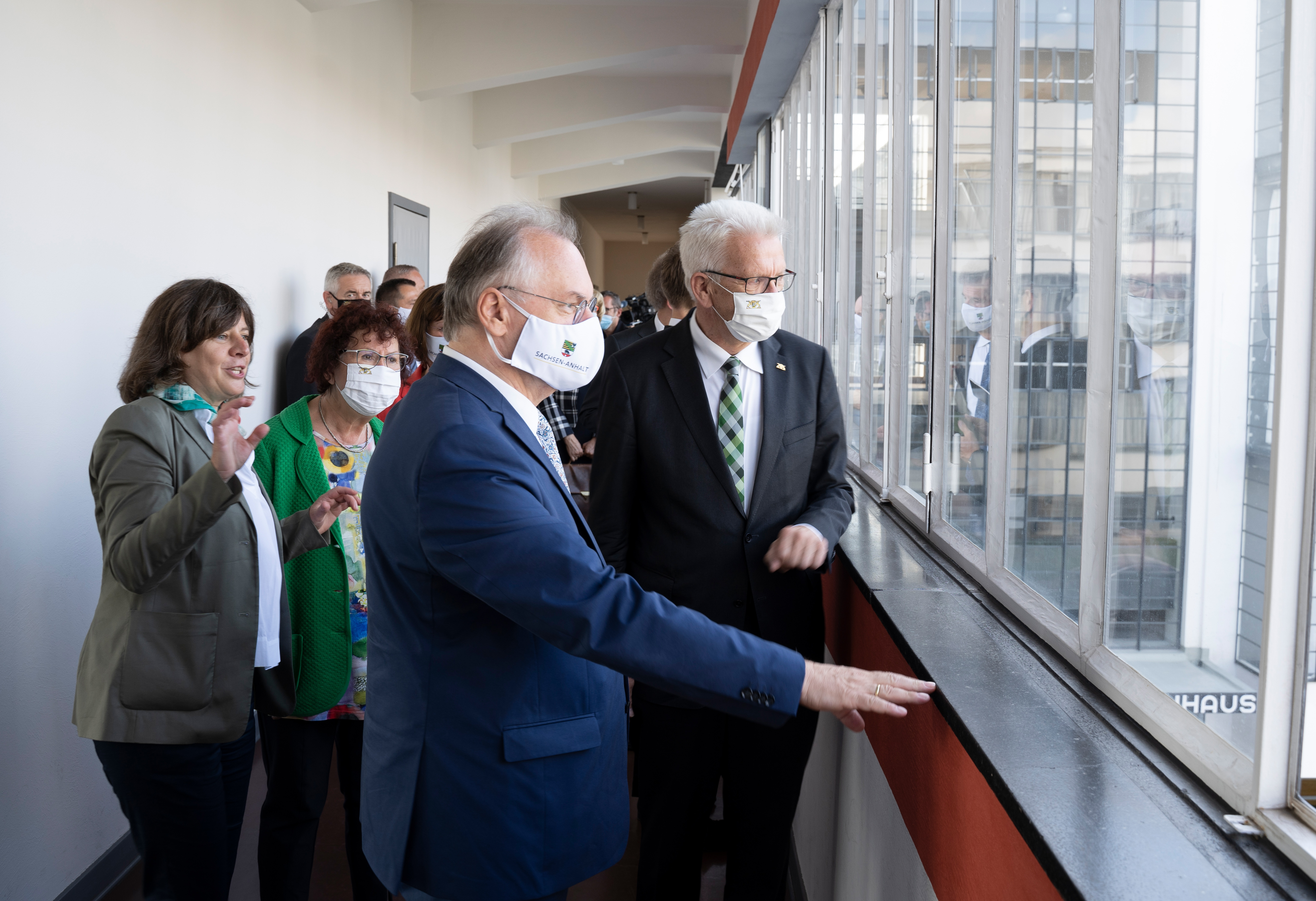 Reise Kretschmann besucht Sachsen-Anhalt Ministerpräsident Winfried Kretschmann (r.) mit Reiner Haselhoff (l.), Ministerpräsident von Sachsen-Anhalt, im Bauhaus Museum in Dessau (Bild: Staatsministerium Baden-Württemberg)
