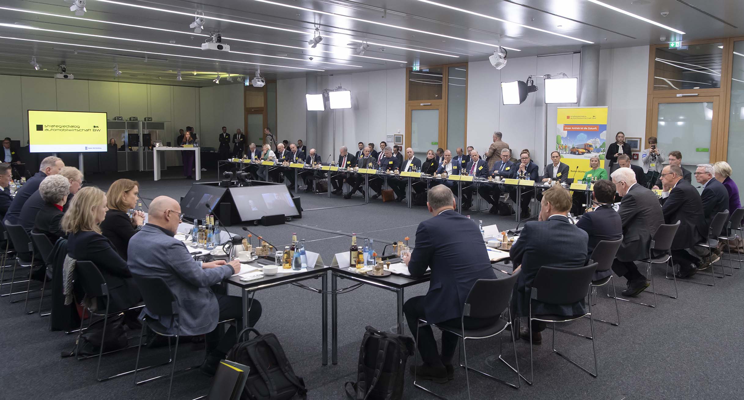 Blick in den Konferenzraum w&auml;hrend des Top-Level-Meetings des Strategiedialogs Automobilwirtschaft BW