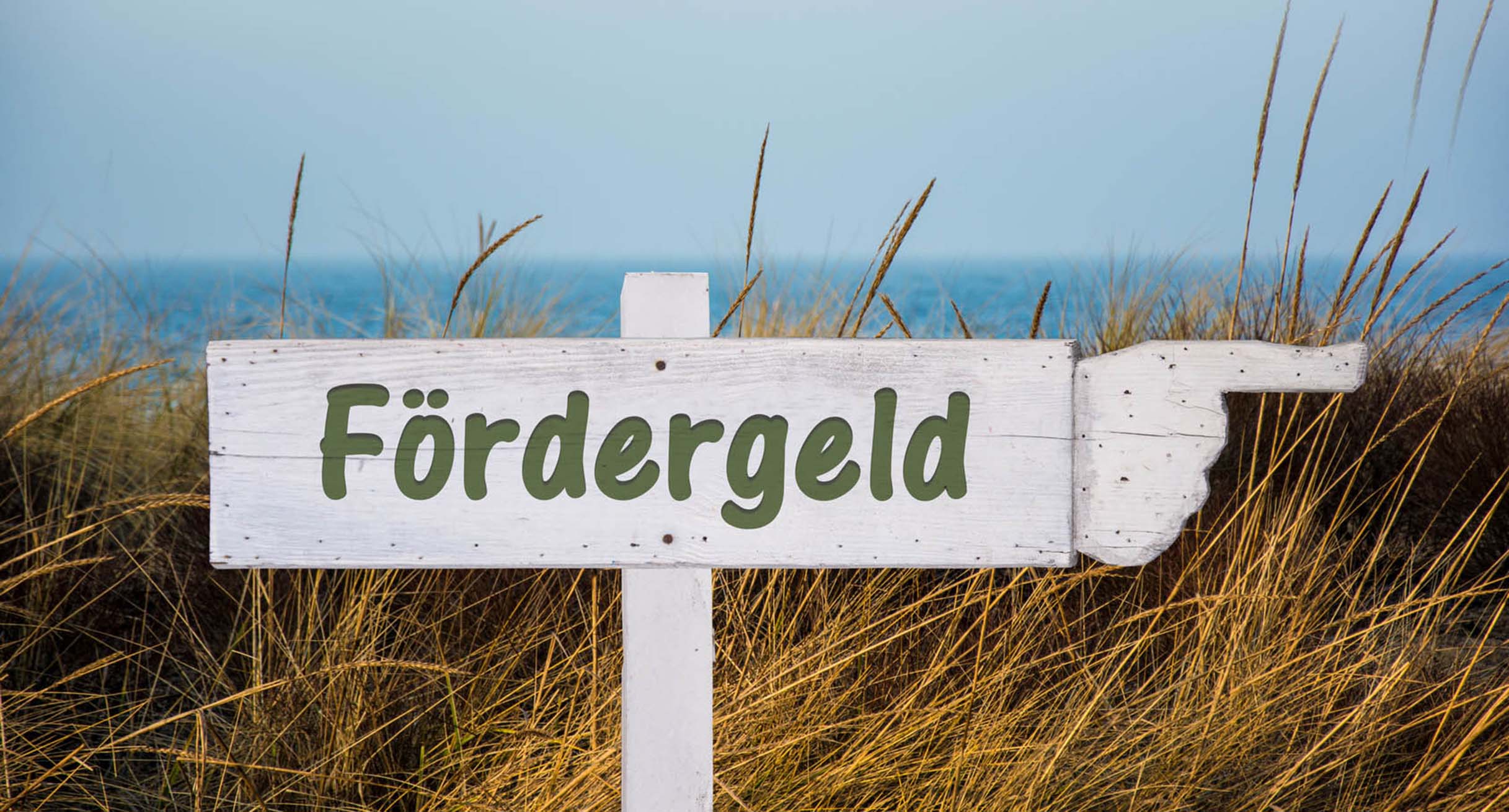 Ein Wegweiser mit der Aufschrift &bdquo;F&ouml;rdergeld&ldquo;.