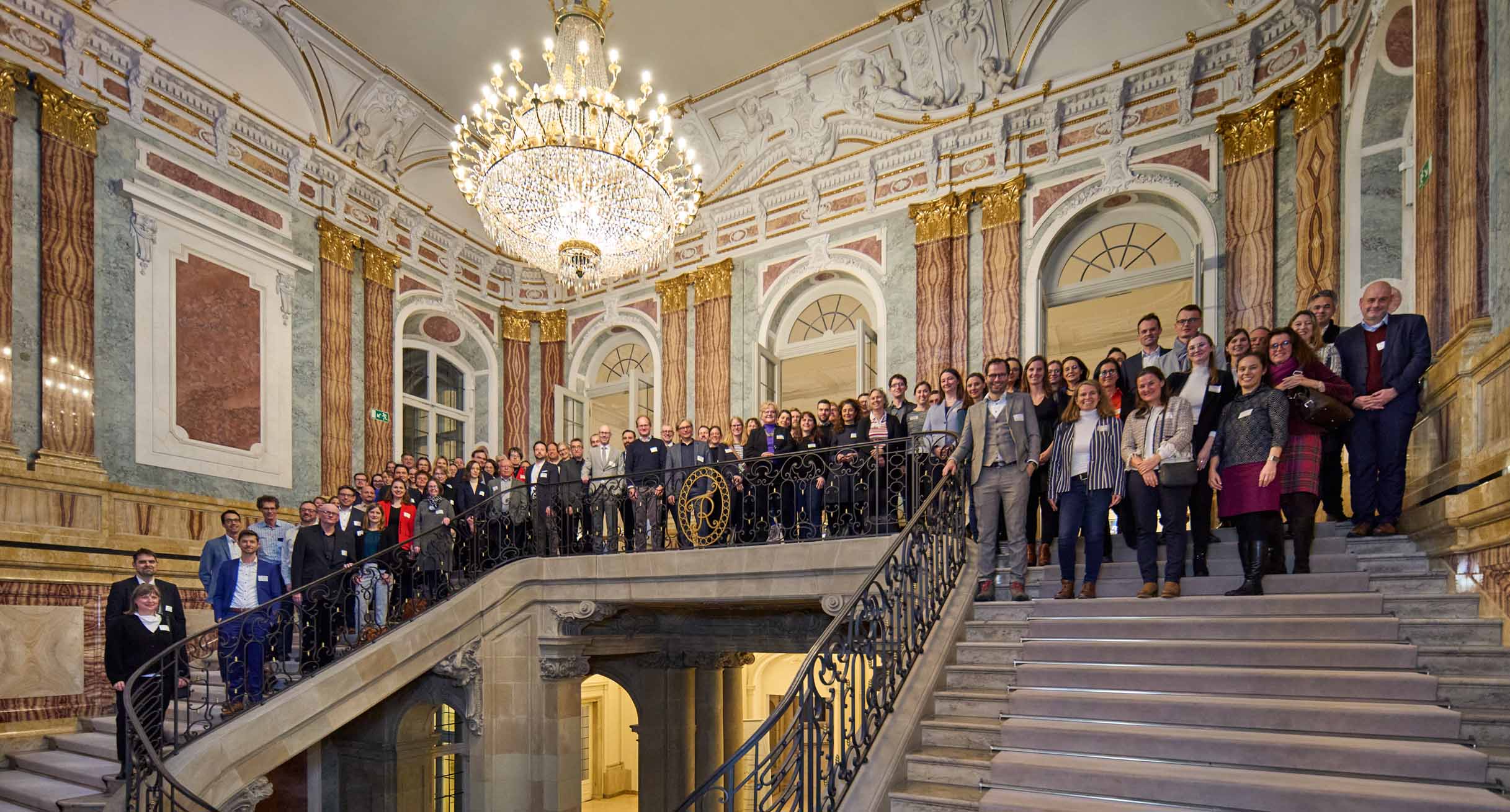 Gruppenbild anl&auml;sslich des Jahrestreffens des Dynamischen Europapool 2023 im Neuen Schloss in Stuttgart 