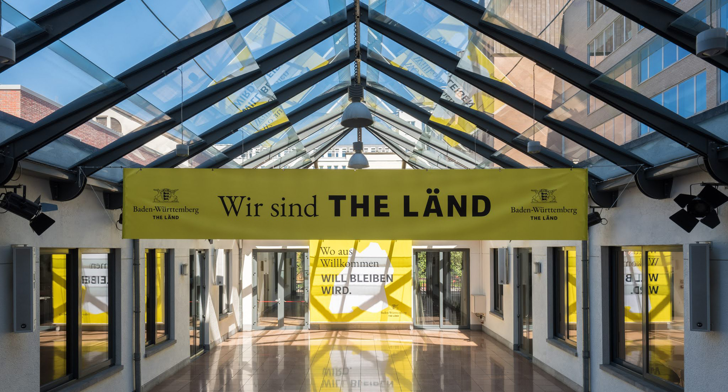 Blick ins Patio mit &bdquo;THE L&Auml;ND&ldquo; in der Landesvertretung Br&uuml;ssel.