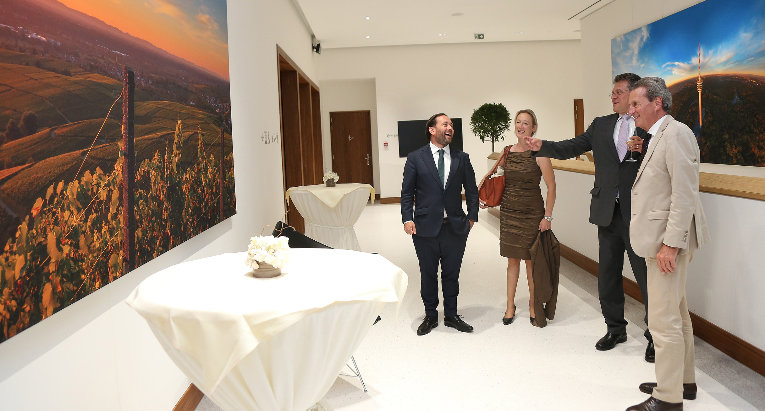 Gruppe um Staatssekret&auml;r Hassler im Erweiterungsbau der Landesvertretung in Br&uuml;ssel.