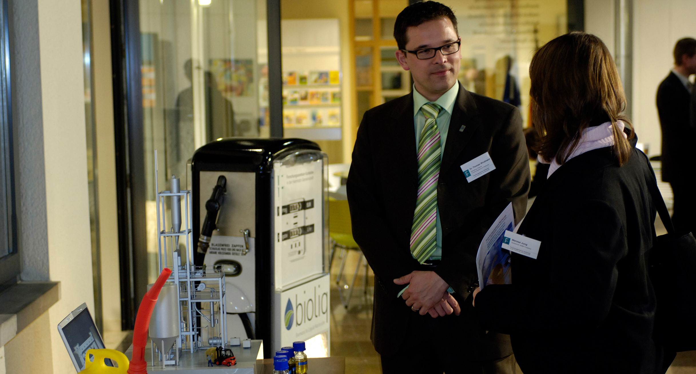 Pr&auml;sentation zu Bio-Fuels mit zwei Unbekannten im Gespr&auml;ch.