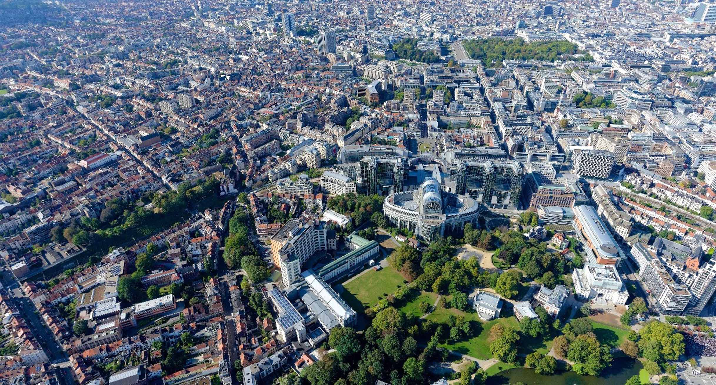 Luftaufnahme vom EU-Viertel mit Europ&auml;ischem Parlament im Zentrum.