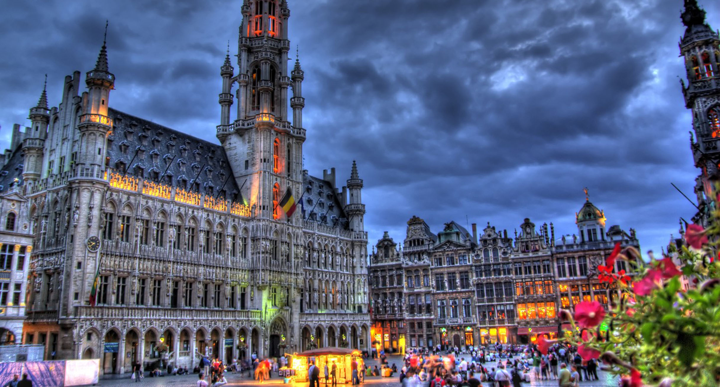 Grand Place mit historischen Fassaden bei Nacht