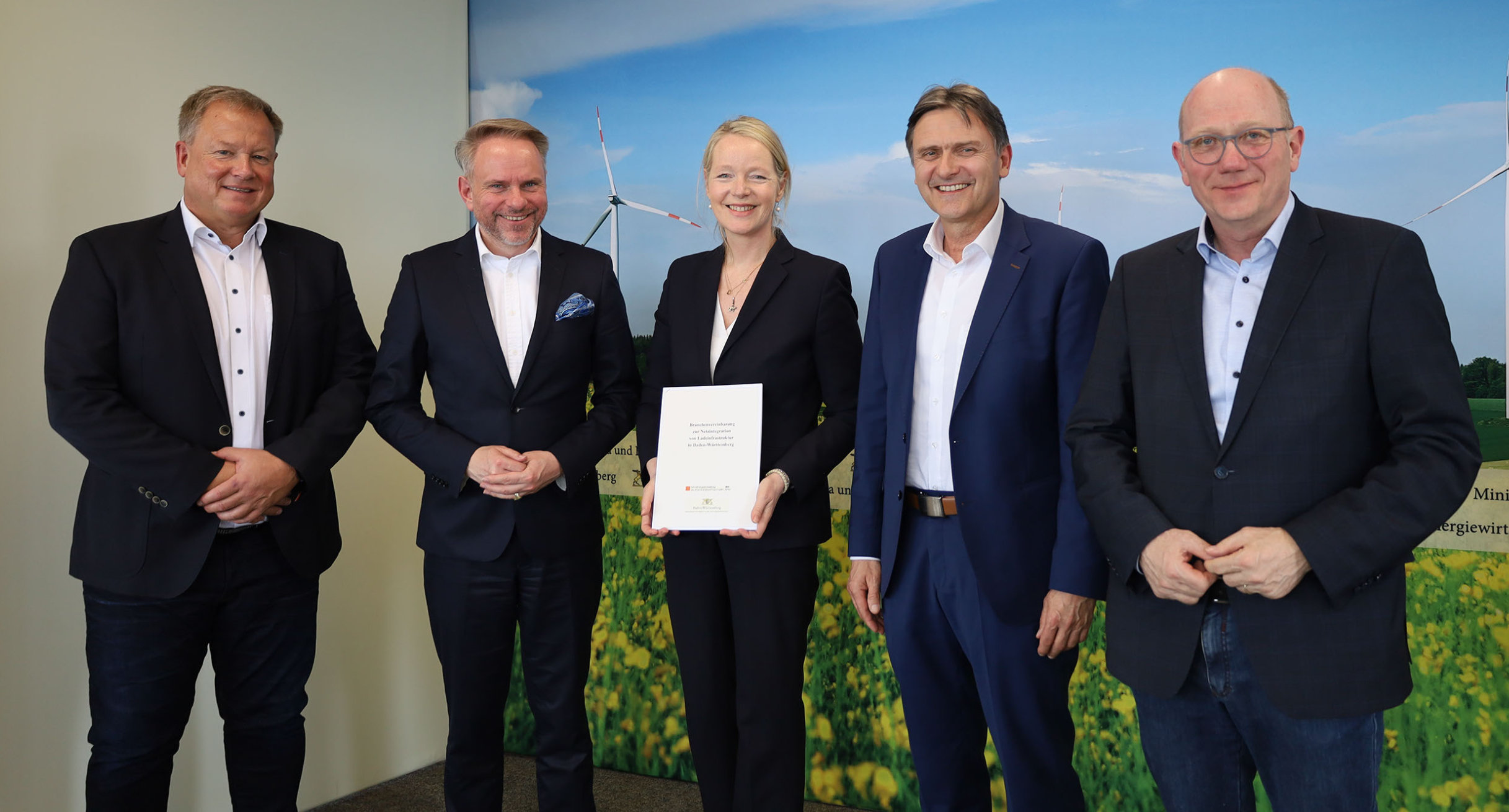 Das Umwelt- und Energieministerium und die Netz- und Ladeinfrastrukturbetreiber im Land schlie&szlig;en Branchenvereinbarung f&uuml;r einen schnelleren Ausbau der Ladeinfrastruktur in Baden-W&uuml;rttemberg (von links): Volker Rimpler, Vice President Construction & Rollout E-Mobilit&auml;t, Dr. Tobias Bringmann, Gesch&auml;ftsf&uuml;hrer der VKU-Landesgruppe Baden-W&uuml;rttemberg, Thekla Walker, Umwelt- und Energieministerin, Klaus Saiger, Pr&auml;sident des VfEW, Dr. Martin Konermann, technischer Gesch&auml;ftsf&uuml;hrer der Netze BW GmbH